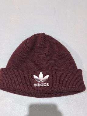 adidas Originals maroon knit beanie with white trefoil. Knit Hat. Tuque.